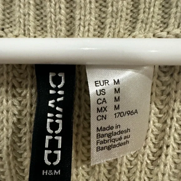 🥰NWT H&M Divided Cropped Oversized Sweater Vest with white trim. - Picture 2 of 7